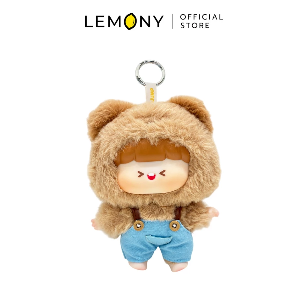 ภาพสินค้าหลักไดคัทฉากหลังขาว โฟกัสชิ้นงานพวงกุญแจตุ๊กตาผ้าหน้าตรงลาย Roro Muses สวมชุดฮู้ดคลุมหัวผ้าขนฟูสีขาวสลับดำเลียนแบบแมวเหมียว รอบคอแต่งระบายผ้าลูกไม้โปร่งแสงสีขาวฟูฟ่องดูหรูหรา ใบหน้าแก้มชมพูยิ้มเห็นฟันซี่เล็กน่ารัก โครงสร้างแน่นหนาสมส่วน ด้านบนสุดระบุโลโก้แบรนด์ LEMONY Official Store