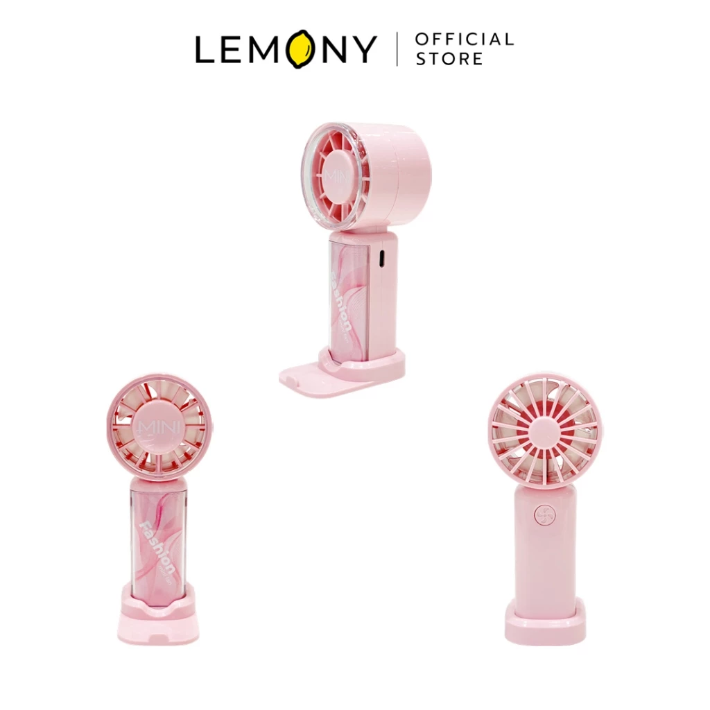 ภาพสินค้าหลักไดคัทฉากหลังขาว จัดวางพัดลมพกพา สีชมพูพาสเทล (Pink) แยกเป็น 3 มุมมอง ชิ้นบนแสดงมุมมองเฉียงข้างขณะเสียบอยู่บนฐานตั้ง, ชิ้นซ้ายล่างแสดงตัวเครื่องด้านหน้าตรง และชิ้นขวาล่างแสดงด้านหลังตัวเครื่องพร้อมปุ่มกดสวิตช์พัดลม ด้านบนสุดระบุตราสัญลักษณ์ร้านค้า LEMONY Official Store