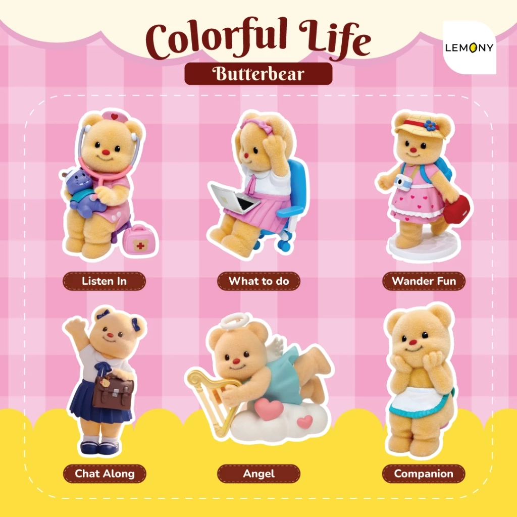 ภาพกราฟิกโปสเตอร์ฉากหลังลายตารางหมากรุกสีชมพูขาว ด้านบนพิมพ์อักษร Colorful Life Butterbear และมุมขวามีตราแบรนด์ LEMONY ภายในแสดงภาพฟิกเกอร์โมเดลหมีเนยเนื้อผิวฟล๊อคกิ้งขนกำมะหยี่สีเหลืองนวลครบทั้ง 6 ดีไซน์หลัก พร้อมป้ายชื่อกำกับ ได้แก่ แถวบน: Listen In (ชุดพยาบาล), What to do (นั่งทำงานหน้าคอม), Wander Fun (ชุดนักท่องเที่ยวสะพายเป้) และแถวล่าง: Chat Along (ชุดนักเรียนถือกระเป๋า), Angel (กามเทพเทวดาน้อยบนก้อนเมฆ), Companion (ผ้ากันเปื้อนเท้าคาง) ขอบล่างตัดด้วยแถบคลื่นสีเหลืองสดใส