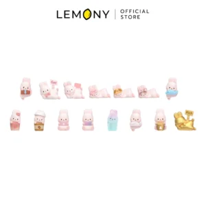 ภาพหลักฉากหลังขาวแสดงรายการสินค้า LEMONY กล่องจุ่ม MOMO BUNNY ซีรีส์ 24h Life Diary ลิขสิทธิ์แท้ มาตรมิติมิติสเกล 4.7 x 5.1 x 2.75 ซม. จัดวางองค์ประกอบชุดเซตหน้าตรงประณีต เผยโมเดลฟิกเกอร์วัสดุ PVC รูปทรงกระต่ายหูยาวกลมมนรักษารูปทรงบาลานซ์สวยงามครบถ้วน โชว์ดีไซน์จำลองวิถีชีวิต 24 ชั่วโมง พร้อมทัพตัวพิเศษเด่นชัด ทั้ง Surprise ลาย Fade Out โปร่งแสงสีออโรร่า, ลาย Lucky Koi สีเหลือบมุกพาสเทลคู่ปลาคาร์ป และตัว Secret ลาย Movie Time ถังป๊อปคอร์นทอง, ลาย Get Rich สีทองเมทัลลิคทั้งตัวสะท้อนแสงอร่ามสดฉ่ำคมชัดเจน ครีเอทมู๊ดของสะสมอาร์ตทอยพรีเมียม ระบุโลโก้ตราแบรนด์เลมอนี่ออฟฟิเชียลคมชัดสะดุดสายตา