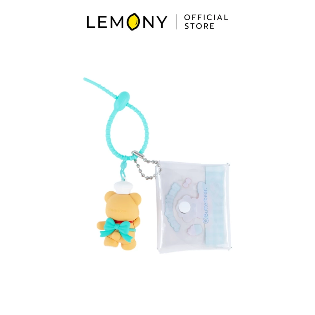 ภาพสินค้าหลักไดคัทฉากหลังขาว โชว์มุมมองด้านหลังตัวโมเดลหมีเนย Butterbear เผยโบผูกผ้ากันเปื้อนสีฟ้ามิ้นต์และหางกลมเล็ก พ่วงซองกระเป๋าพลาสติกใสติดกระดุมแป๊ก และสายคล้องซิลิโคนล็อกสีฟ้ามิ้นต์ โครงสร้างประณีตสมส่วน ด้านบนสุดระบุโลโก้แบรนด์ LEMONY Official Store