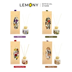 ภาพหลักฉากหลังขาวแสดงรายการสินค้า LEMONY ก้านไม้หอมปรับอากาศ LIVOLOGY ขนาด 100 มล. ลิขสิทธิ์แท้ จัดวางองค์ประกอบชุดเซตหน้าตรงประณีต เผยขวดแก้วหนาดีไซน์เหลี่ยมเรียบหรูสไตล์ลักชัวรี บรรจุน้ำมันหอมระเหยสีใสบริสุทธิ์ แปะฉลากป้ายฟอนต์ตัวอักษรระบุชื่อกลิ่นซิกเนเจอร์ Marriott, Ocean, Darjeeling Tea และ White Tea คมชัด เสียบประดับก้านไม้คัดเกรดกางขยายระบายกลิ่นรักษารูปทรงสมดุลดีเยี่ยม ครีเอทมู๊ดเครื่องหอมพรีเมียมระดับออฟฟิเชียล ระบุโลโก้แบรนด์คมชัดสะดุดสายตา