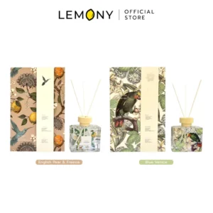 ภาพหลักฉากหลังขาวแสดงรายการสินค้า LEMONY ก้านไม้หอมปรับอากาศ LIVOLOGY ขนาด 120 มล. ลิขสิทธิ์แท้ จัดวางองค์ประกอบชุดเซตหน้าตรงประณีต เผยขวดแก้วหล่อหนาใสดีไซน์หรูหราโมเดิร์นคลาสสิก บรรจุน้ำมันหอมระเหยสีใสบริสุทธิ์ แปะฉลากสติกเกอร์พิมพ์ฟอนต์ตัวอักษรระบุชื่อกลิ่น English Pear & Freesia และ Blue Venice คมชัด เสียบก้านไม้คัดเกรดกางขยายระบายกลิ่นรักษารูปทรงสมดุลดีเยี่ยม จัดวางคู่เคียงข้างกล่องบรรจุภัณฑ์กระดาษลวดลายพาสเทลเกาหลีระบุเครื่องหมายแบรนด์ออฟฟิเชียลคมชัดสะดุดตา