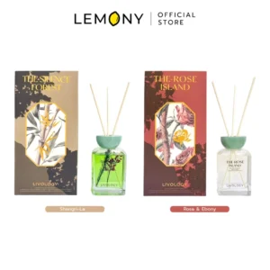 ภาพหลักฉากหลังขาวแสดงรายการสินค้า LEMONY ก้านไม้หอมปรับอากาศ LIVOLOGY ขนาด 200 มล. ลิขสิทธิ์แท้ จัดวางองค์ประกอบเซตหน้าตรงประณีต เผยขวดแก้วรูปทรงเหลี่ยมเรียบหรูสไตล์ลักชัวรี บรรจุน้ำมันหอมระเหยสีใสสะอาดสะท้อนผิวขวด แปะฉลากป้ายฟอนต์สากลระบุชื่อกลิ่น Shangri-La และ Rose & Ebony ชัดเจน เสียบก้านไม้คัดเกรดแผ่ขยายระบายกลิ่นรักษารูปทรงสมดุลดีเยี่ยม วางคู่กับกล่องบรรจุภัณฑ์ภายนอกสีเอิร์ธโทนมินิมอลเรียบหรู ระบุป้ายตราโลโก้แบรนด์คมชัดสะดุดตา