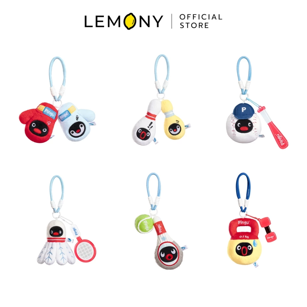 ภาพหลักฉากหลังขาวแสดงรายการสินค้า LEMONY พวงกุญแจตุ๊กตาพิงกุ ซีรีส์ Sports Pingu Collection ลิขสิทธิ์แท้ มิติสเกลขนาด 60 x 50 x 100 มม. จัดวางองค์ประกอบชุดเซตหน้าตรงประณีต เผยพวงกุญแจตุ๊กตาผ้า POLYESTER รูปทรงนกเพนกวินกลมมนอวบอิ่มรักษารูปทรงบาลานซ์สวยงามครบถ้วนทั้ง 6 แบบ โชว์ลายปักสีกราฟิกและเครื่องแต่งกายดีไซน์อุปกรณ์กีฬา Boxing, Bowling, Baseball, Badminton, Tennis และ Kettlebell สดฉ่ำคมชัดเจน พร้อมระบบสายคล้องทอแน่นหนาด้านบน ครีเอทมู๊ดของสะสมเครื่องประดับพรีเมียม ระบุโลโก้ตราแบรนด์เลมอนี่ออฟฟิเชียลคมชัดสะดุดสายตา