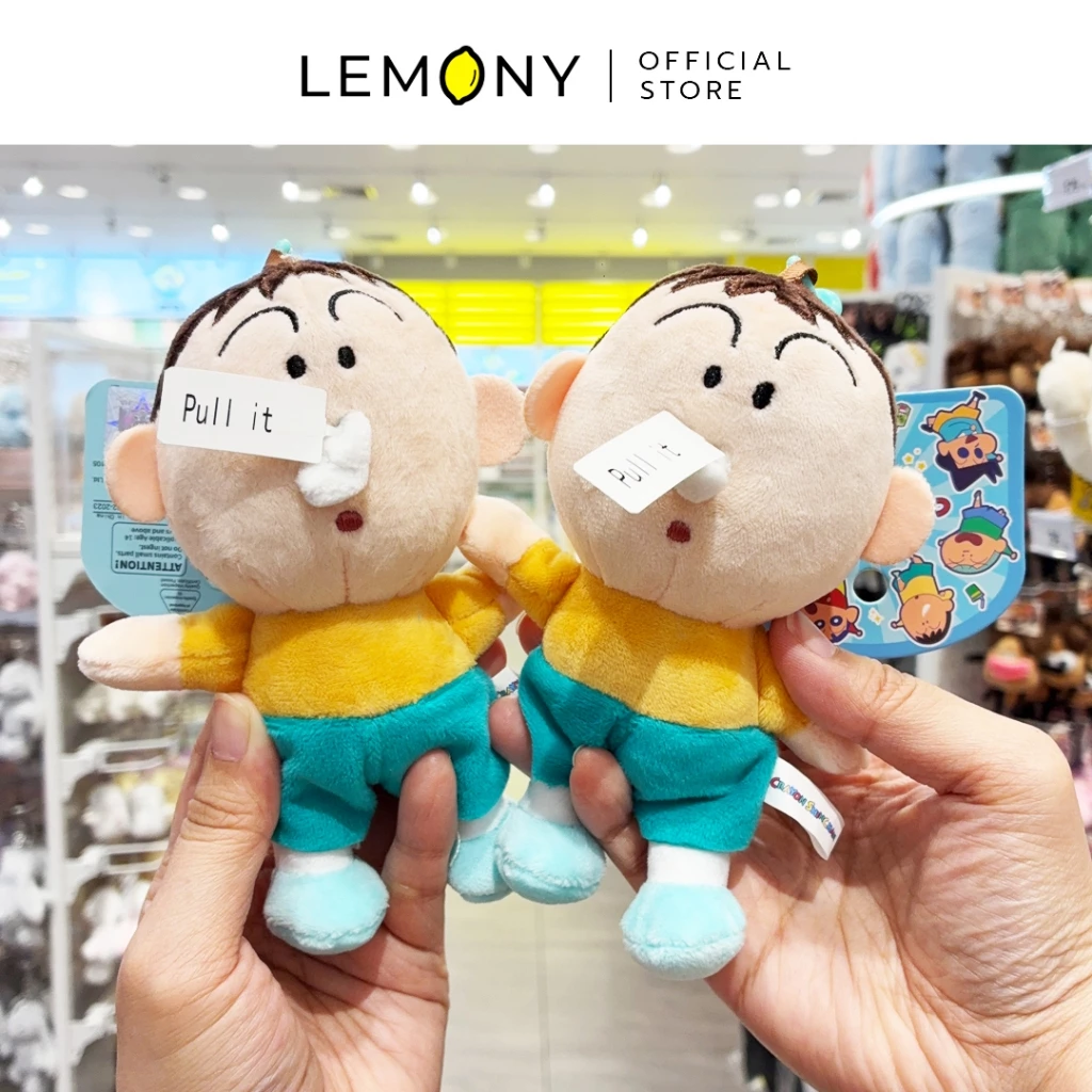 ภาพถ่ายสไตล์ไลฟ์สไตล์ เผยมุมมองสองมือจับถือโชว์พวงกุญแจตุ๊กตาผ้าโบจังชิ้นงานจริงคู่กันหน้าตรง สวมเสื้อเชิ้ตแขนยาวสีเหลืองสดใสและกางเกงขาสั้นสีเขียวอมฟ้า ที่จมูกแต่งก้อนน้ำมูกผ้าขนสีขาวพร้อมป้ายสกรีนคำว่า Pull it ห้อยแผงการ์ดกระดาษสีฟ้าสดใส ฉากหลังเบลอบรรยากาศภายในร้านค้า ด้านบนสุดระบุโลโก้แบรนด์ LEMONY Official Store
