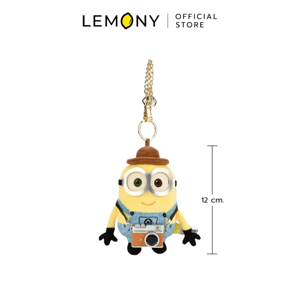 ภาพสินค้าไดคัทฉากหลังขาว แสดงหน้าตรงของพวงกุญแจตุ๊กตามินเนี่ยนบ๊อบ (Bob) ในลุคช่างภาพสวมหมวกน้ำตาลชุดเอี๊ยมยีนส์ ด้านขวาชิ้นงานขนานกริตเส้นมาตรสเกลระบุระดับบอกสัดส่วนความสูงของตัวตุ๊กตาสุทธิ 12 เซนติเมตร (12 cm.) รักษารูปทรงกะทัดรัดบาลานซ์ลงตัว ด้านบนสุดระบุโลโก้แบรนด์ LEMONY Official Store