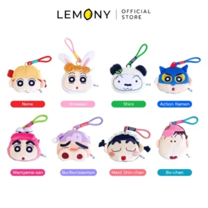 ภาพหลักฉากหลังขาวแสดงรายการสินค้า LEMONY กระเป๋าใส่เหรียญชินจัง ซีรีส์ Cute Big Head Crayon Shin-Chan Collection ลิขสิทธิ์แท้ พิกัดขนาด 4 x 14 x 10.5 ซม. จัดวางองค์ประกอบชุดเซตหน้าตรงประณีต เผยกระเป๋าผ้า POLYESTER รูปทรงหัวโตกลมมนรักษารูปทรงบาลานซ์สวยงามครบถ้วนทั้ง 8 แบบ โชว์งานปักฝีเข็มรายละเอียดใบหน้าตัวการ์ตูนสดฉ่ำคมชัดเจนและแนวซิปโลหะ Alloy ด้านบน ครีเอทมู๊ดของสะสมเครื่องประดับพรีเมียม ระบุโลโก้ตราแบรนด์เลมอนี่ออฟฟิเชียลคมชัดสะดุดสายตา