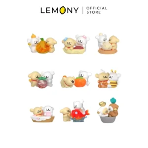 ภาพหลักฉากหลังขาวแสดงรายการสินค้า LEMONY กล่องจุ่ม Maltese ซีรีส์ Lucky Paws ลิขสิทธิ์แท้ มิติกายภาพสเกล 4.05 x 6.05 x 3.3 ซม. จัดวางองค์ประกอบชุดเซตหน้าตรงประณีต เผยโมเดลฟิกเกอร์วัสดุ PVC+ABS รูปทรงหมีขาวอวบกลมดิ๊กคู่สิ่งของมงคลรักษารูปทรงบาลานซ์สวยงามครบถ้วนทั้ง 9 แบบ โชว์รายละเอียดลายพิมพ์สีกราฟิกและอากัปกิริยาสุดคิ้วท์ ลาย Orange Wishes ลาย Peachy Paws และตัวละครลับ Secret ลาย Fish for Good Luck สีสันสดฉ่ำคมชัดเจน ครีเอทมู๊ดของสะสมอาร์ตทอยพรีเมียม ระบุโลโก้ตราแบรนด์เลมอนี่ออฟฟิเชียลคมชัดสะดุดสายตา