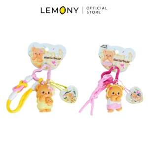ภาพหลักฉากหลังขาวแสดงรายการสินค้า LEMONY พวงกุญแจหมีเนย ซีรีส์ Fashion Show Butter Bear Collection ลิขสิทธิ์แท้ พิกัดขนาด 4 x 3 x 6 ซม. จัดวางองค์ประกอบชุดเซตหน้าตรงประณีต เผยพวงกุญแจโมเดลพลาสติก PVC รูปทรงน้องหมีเนยสามมิติตัวจิ๋วกลมมนรักษารูปทรงบาลานซ์สวยงามครบถ้วนทั้ง 2 แบบ โชว์งานลงสีกราฟิกรายละเอียดเครื่องแต่งกาย Yellow Pajama ชุดนอนสีเหลือง และ Pink Daily ชุดลำลองสีชมพูสดฉ่ำคมชัดเจน พร้อมโครงสร้างระบบห่วงคล้องโลหะ Zinc alloy แข็งแกร่งด้านบน ครีเอทมู๊ดของสะสมเครื่องประดับพรีเมียม ระบุโลโก้ตราแบรนด์เลมอนี่ออฟฟิเชียลคมชัดสะดุดสายตา