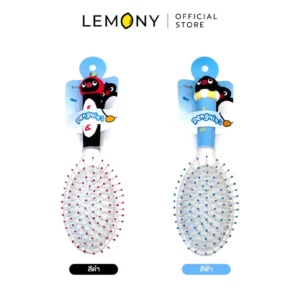 ภาพหลักฉากหลังขาวแสดงรายการสินค้า LEMONY แปรงหวีผมลายเพนกวิน ซีรีส์ Oval Comb ลิขสิทธิ์แท้ มาตรสเกลขนาด 21 x 6.4 x 4.6 ซม. จัดวางองค์ประกอบชุดเซตหน้าตรงประณีต เผยแปรงหวีผมทรงวงรีลวดลายนกเพนกวินสุดแสนคิ้วท์รักษารูปทรงบาลานซ์สวยงามครบถ้วนทั้งแบบสีดำและแบบสีฟ้า โชว์ชิ้นส่วนพลาสติกและเบาะรองซี่หวีเนื้อละเอียดสีสันสดฉ่ำคมชัดเจน ครีเอทมู๊ดอุปกรณ์จัดแต่งทรงผมแฟชั่นบิวตี้พรีเมียม ระบุโลโก้ตราแบรนด์เลมอนี่ออฟฟิเชียลคมชัดสะดุดสายตา
