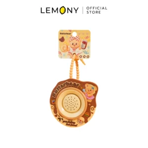ภาพหลักฉากหลังขาวแสดงรายการสินค้า LEMONY พวงกุญแจหมีเนย ซีรีส์ Patch Horn Butter Bear Collection ลิขสิทธิ์แท้ มาตรมิติกายภาพสเกลชิ้นงาน 9.3 x 8.3 ซม. จัดวางองค์ประกอบชุดเซตหน้าตรงประณีต เผยพวงกุญแจรูปทรงลำโพงฮอร์นโบราณสุดเก๋วัสดุ PVC ด้านในปั๊มลวดลายกราฟิกน้องหมีเนยตากลมโตแก้มชมพูแจกความสดใสเร่าร้อนในบรรยากาศคาเฟ่หวาน รักษารูปทรงสมดุลดีเยี่ยม ปลายสายด้านบนต่อเชื่อมสายริบบิ้นและห่วงโซ่ตะขอล็อกโลหะซิงค์อัลลอยด์สีเงินวาวเหนียวแน่นหนาทนทาน ครีเอทมู๊ดของสะสมเครื่องประดับพรีเมียม ระบุโลโก้ตราแบรนด์เลมอนี่ออฟฟิเชียลคมชัดสะดุดสายตา