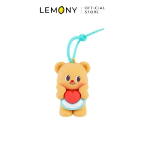 ภาพสินค้าหลักไดคัทฉากหลังขาว โฟกัสพวงกุญแจหมีเนยโมเดลยางซิลิโคน Butterbear สีเหลืองนวลหน้าตรง สวมผ้ากันเปื้อนขอบฟ้าสองมืออุ้มดวงใจสีแดงดวงโต ยืนทรงตัวบาลานซ์สวยงาม พร้อมสายคล้องซิลิโคนล็อกสีฟ้ามิ้นต์เข้าชุด ด้านบนสุดระบุตราสัญลักษณ์ร้านค้า LEMONY Official Store ชัดเจนครับ