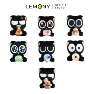 ภาพหลักฉากหลังขาวแสดงรายการสินค้า LEMONY กล่องจุ่มพวงกุญแจตุ๊กตา Luo Xiaohei ซีรีส์ Hug ลิขสิทธิ์แท้ พิกัดขนาดมาตรสเกลชิ้นงาน 4.02 x 5.95 x 3.22 ซม. จัดวางองค์ประกอบชุดเซตหน้าตรงประณีต เผยพวงกุญแจผ้า Plush รูปทรงภูตแมวดำเสี่ยวเฮยตัวสีดำตากลมโตกำลังโอบกอดรัดสิ่งของรักษารูปทรงบาลานซ์สวยงามครบถ้วนทั้ง 7 ดีไซน์ โชว์รอยเข็มงานปักสีสันของหวานและอาหารสดฉ่ำคมชัดเจน ลาย Hug Macaron ลาย Hug Taiyaki ลาย Hug Pizza และตัวละครลับ Hug (Secret) พร้อมห่วงโซ่แขวนโลหะด้านบน ครีเอทมู๊ดของสะสมเครื่องประดับพรีเมียม ระบุโลโก้ตราแบรนด์เลมอนี่ออฟฟิเชียลคมชัดสะดุดสายตา