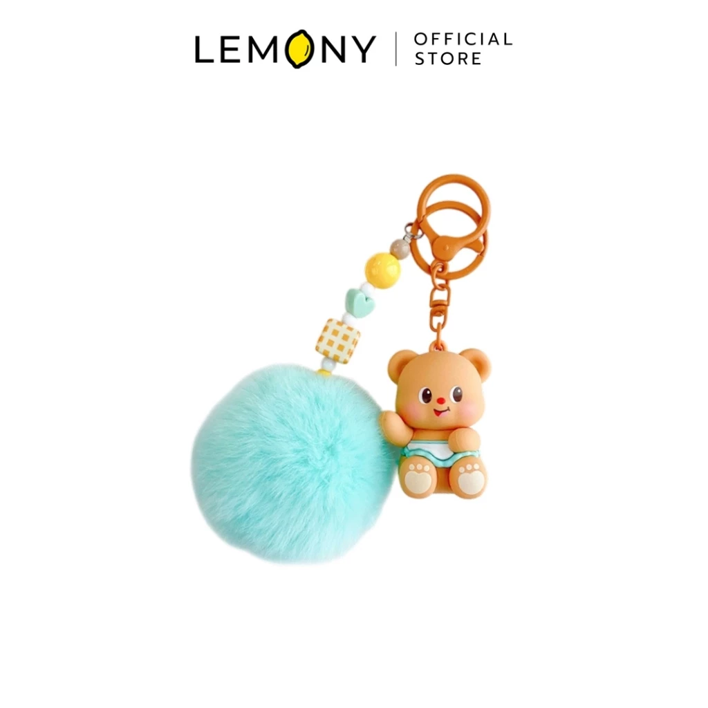 ภาพสินค้าหลักไดคัทฉากหลังขาว แสดงพวงกุญแจโมเดลหมีเนย Butterbear สวมผ้ากันเปื้อนสีฟ้ามิ้นต์ พ่วงพู่ลูกปอมปอมขนปุยสีเขียวมิ้นต์สดใส ห้อยคู่กับสายลูกปัดอะคริลิกสีเหลืองและรูปหัวใจสีเขียวพาสเทล พร้อมห่วงตะขอเกี่ยวทรงหยดน้ำสีส้มอมเหลืองเข้าชุด ด้านบนสุดระบุโลโก้แบรนด์ LEMONY Official Store