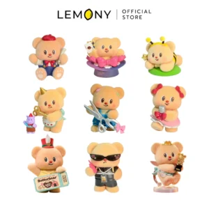 ภาพหลักฉากหลังขาวแสดงรายการสินค้า LEMONY กล่องจุ่มหมีเนย Butterbear ซีรีส์ Adorable Influencer ลิขสิทธิ์แท้ จัดวางองค์ประกอบชุดเซตหน้าตรงประณีต เผยโมเดลฟิกเกอร์พลาสติก PVC และ ABS รูปทรงน้องหมีเนยสามมิติตัวจิ๋วกลมมนรักษารูปทรงบาลานซ์สวยงามครบถ้วนทั้ง 9 แบบ โชว์ลายพิมพ์สีกราฟิกรายละเอียดเครื่องแต่งกายอินฟลูเอนเซอร์สายต่างๆ ลาย Sassy Singer ลาย Stylish Streambear และตัว Secret ลับสุดพิเศษสดฉ่ำคมชัดเจน ครีเอทมู๊ดของสะสมอาร์ตทอยพรีเมียม ระบุโลโก้ตราแบรนด์เลมอนี่ออฟฟิเชียลคมชัดสะดุดสายตา